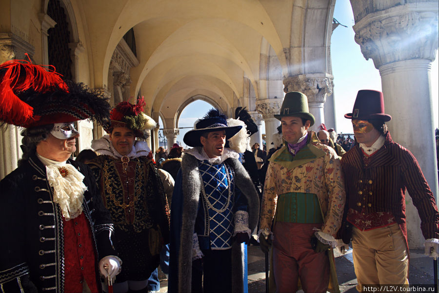 Венеция, карнавал: маскеры и люди на улице Венеция, Италия