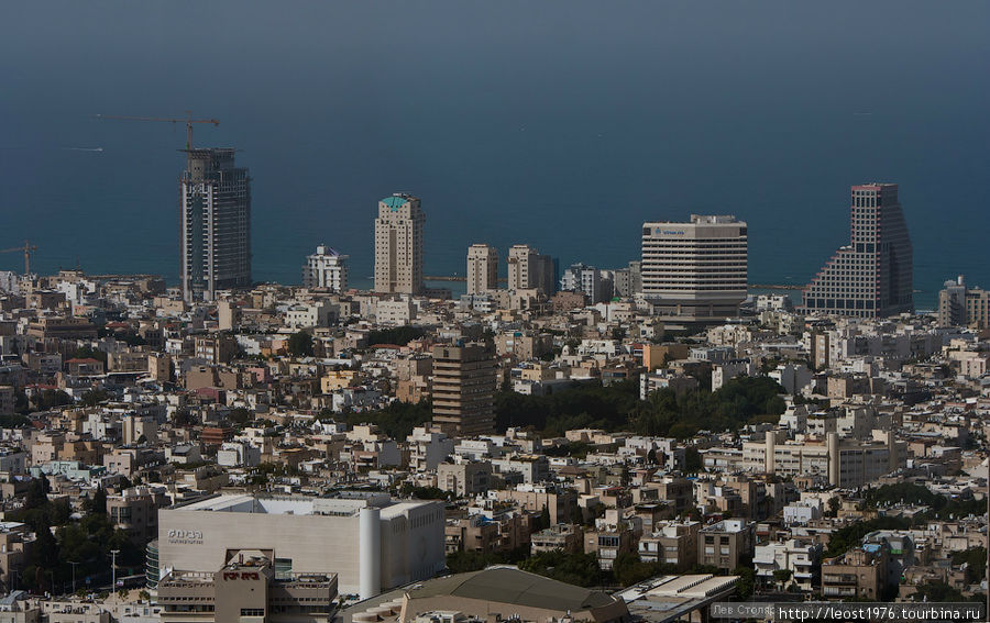 За зданиями набережная и пляж Тель-Авива — около 15км почти белого песка, красотень. Тель-Авив, Израиль