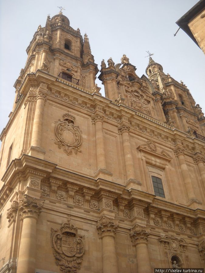 Боковой вид на церковь Саламанка, Испания