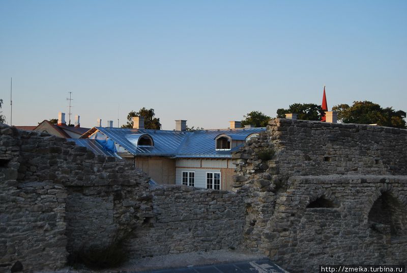 Вид на крыши со стен городища Хаапсалу, Эстония