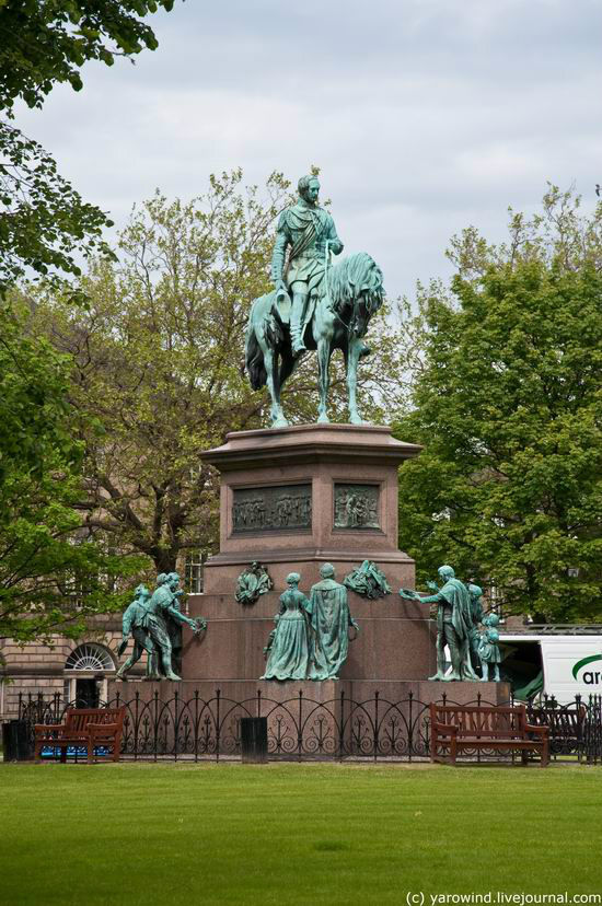 Памятник принцу Альберту, мужу королевы Виктории в Charlotte Square Эдинбург, Великобритания