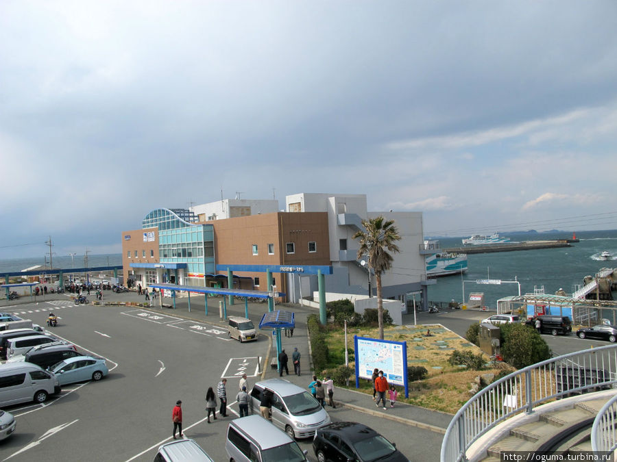 Порт. От него начинается пешеходная тропа и дорожка для велосипедистов. Префектура Аити, Япония