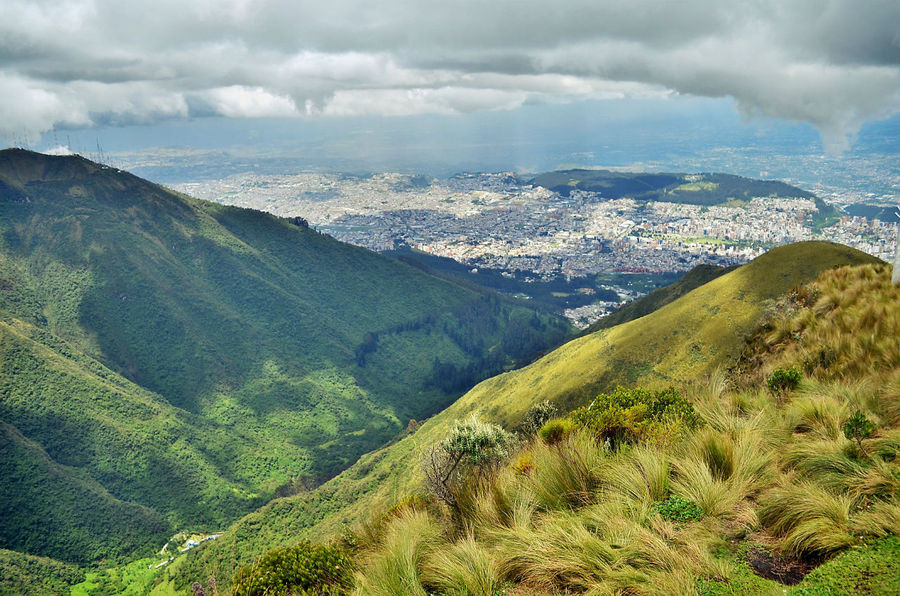 Весь тот день мы провели исключительно в компании неба, облаков и периодически налетавшего внезапного дождя. День над столицей Эквадора — городом Кито..