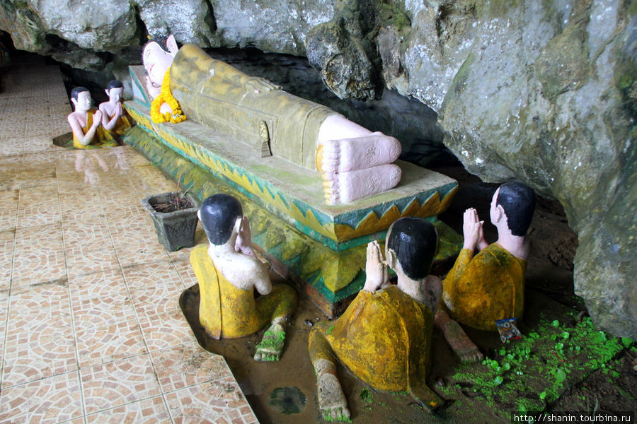 Лежащий Будда в Слоновьей пещере Ванвьенг, Лаос