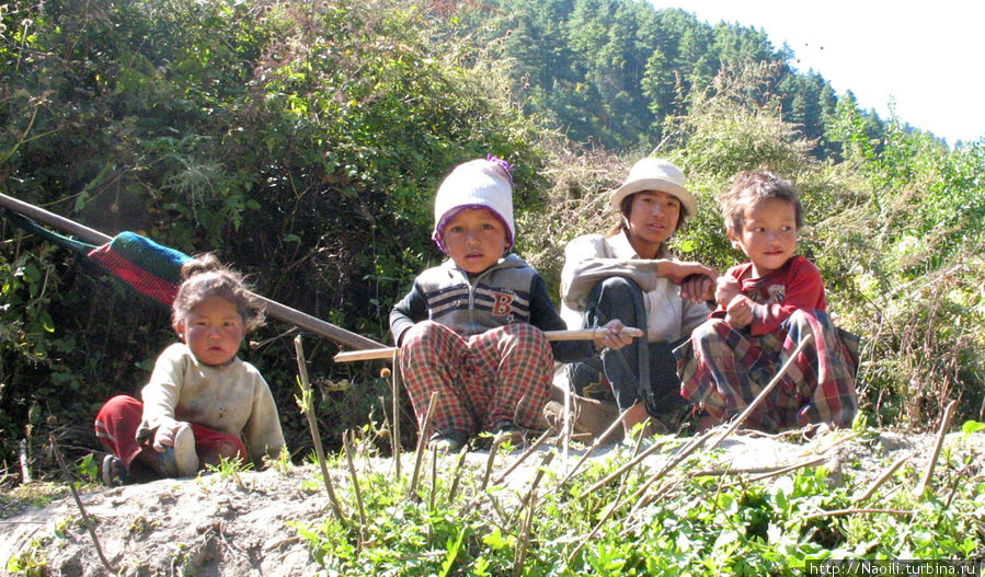 Дети наблюдают за туристами на тропе Багарчхап, Непал