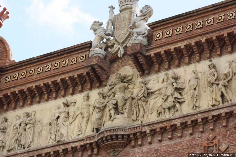 Фриз главного фасада арки со скульптурой Джозефа Рейнеса Барселона приветствует нации Барселона, Испания