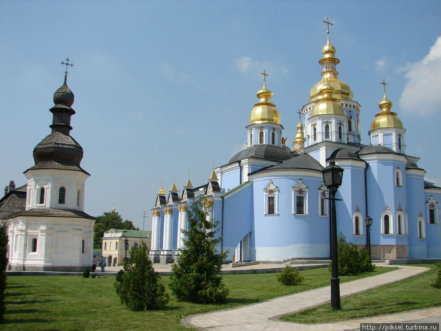Вид с востока на собор Св. Михаила и Трапезную церковь Иоанна Богослова Киев, Украина