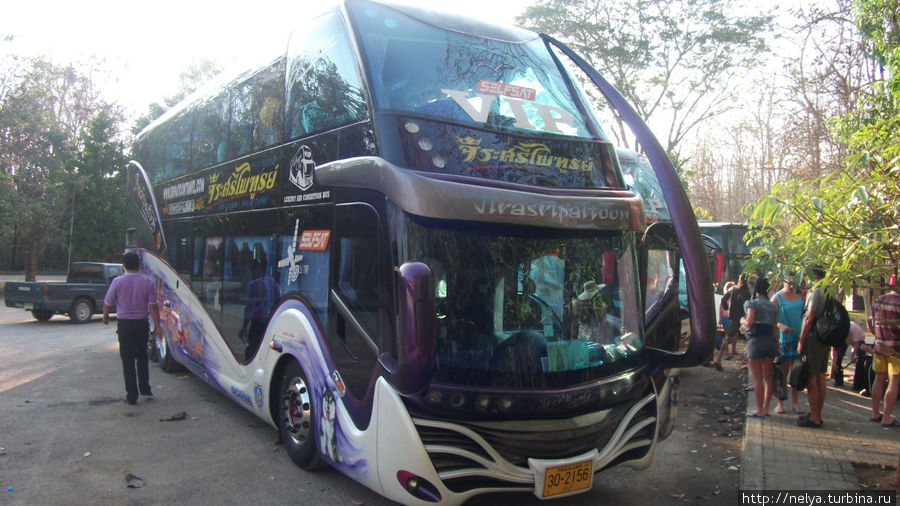Вот на таких шикарных автобусах возят в Тайланде на экскурсии. Паттайя, Таиланд