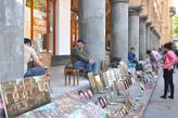 На ступенях Академии Наук теперь — рынок сувениров, где можно и безделицу выбрать, и полотно или акварель с уголком Тбилиси.