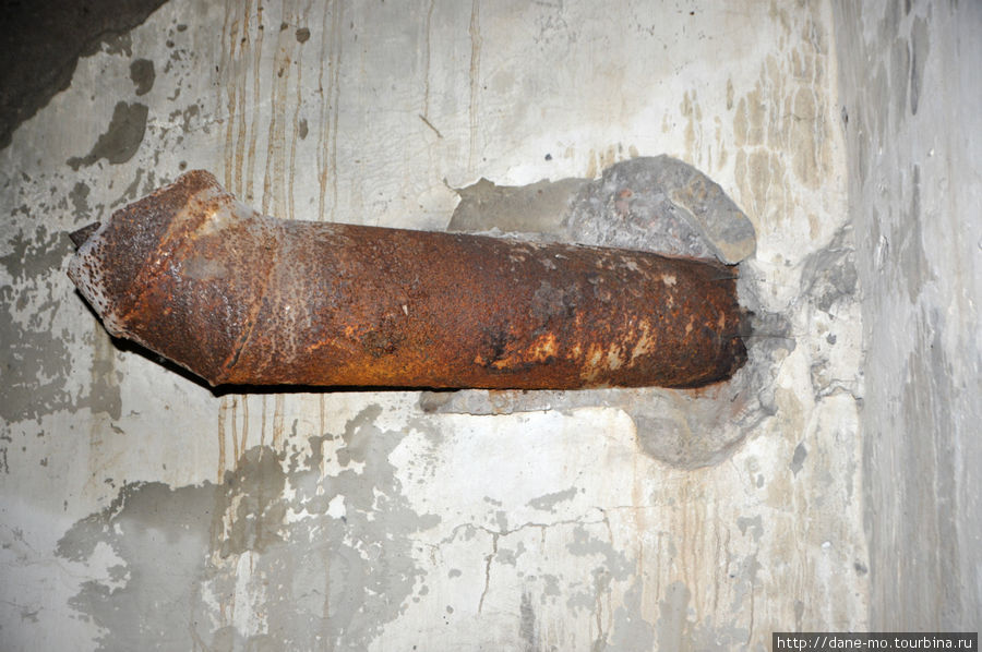 Кусок трубы, торчащий из стены Горловка, Украина