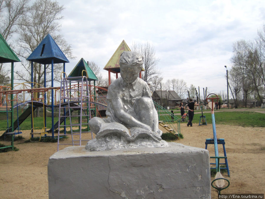 Детский парк. Читающая девочка Любим, Россия