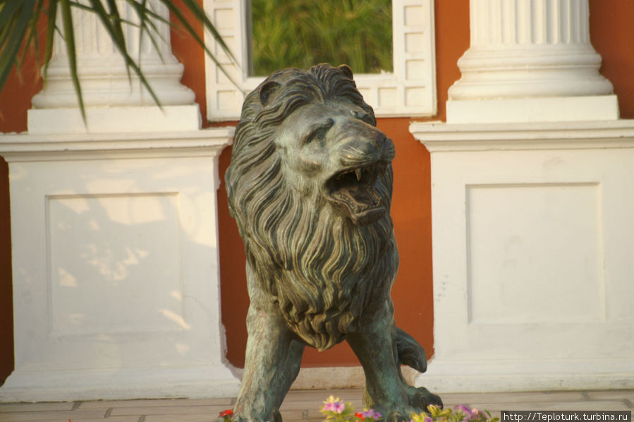 Лев охраняет вход в здание Алания, Турция
