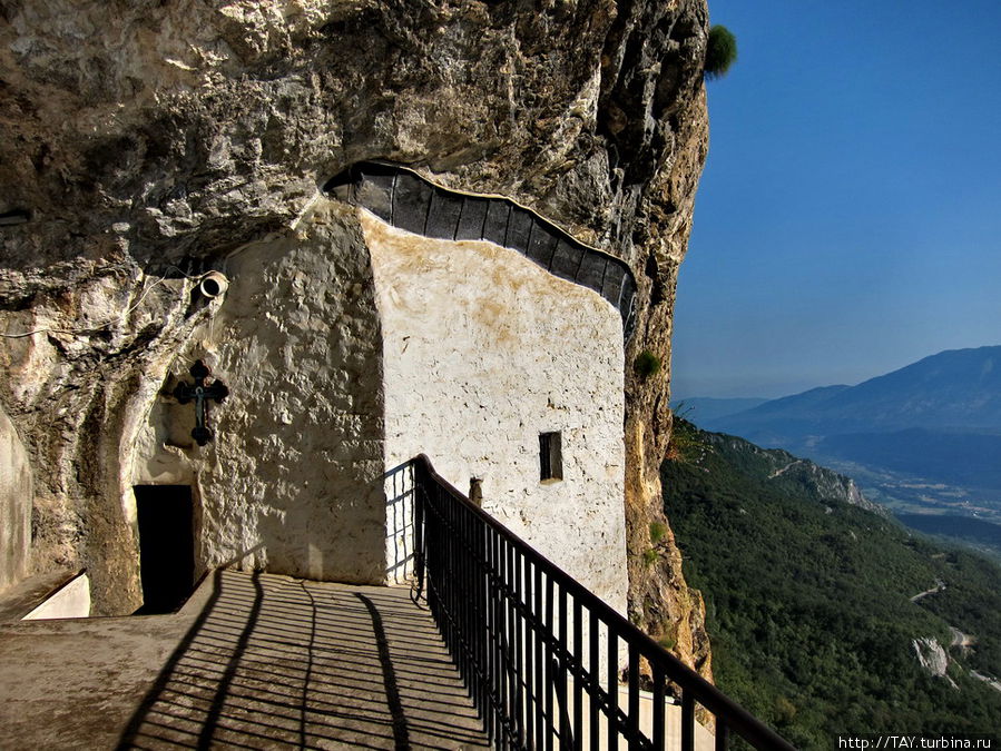 На втором уровне монастырь Острог, Черногория