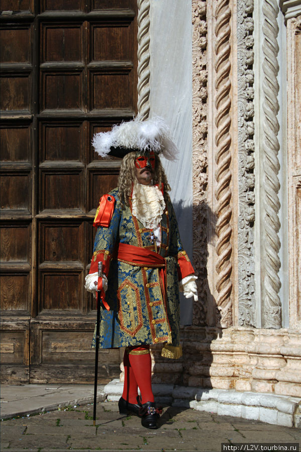 Еще одна немая маскера, позирующая фотографам Венеция, Италия
