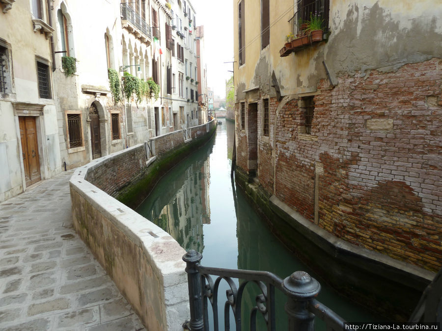 Изгиб канала Венеция, Италия