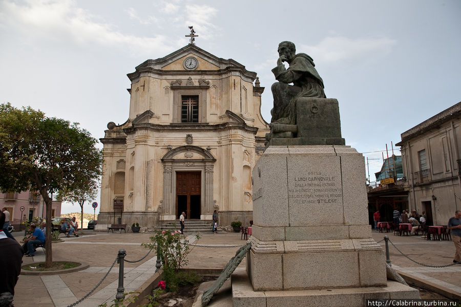 Площадь Карновале и Церковь Св. Франческо ди Минори Стило, Италия