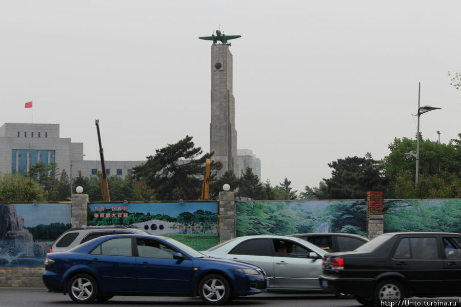 Памятник советским воинам погибшим при освобождении Чанчуня от японских оккупантов. Чанчунь, Китай