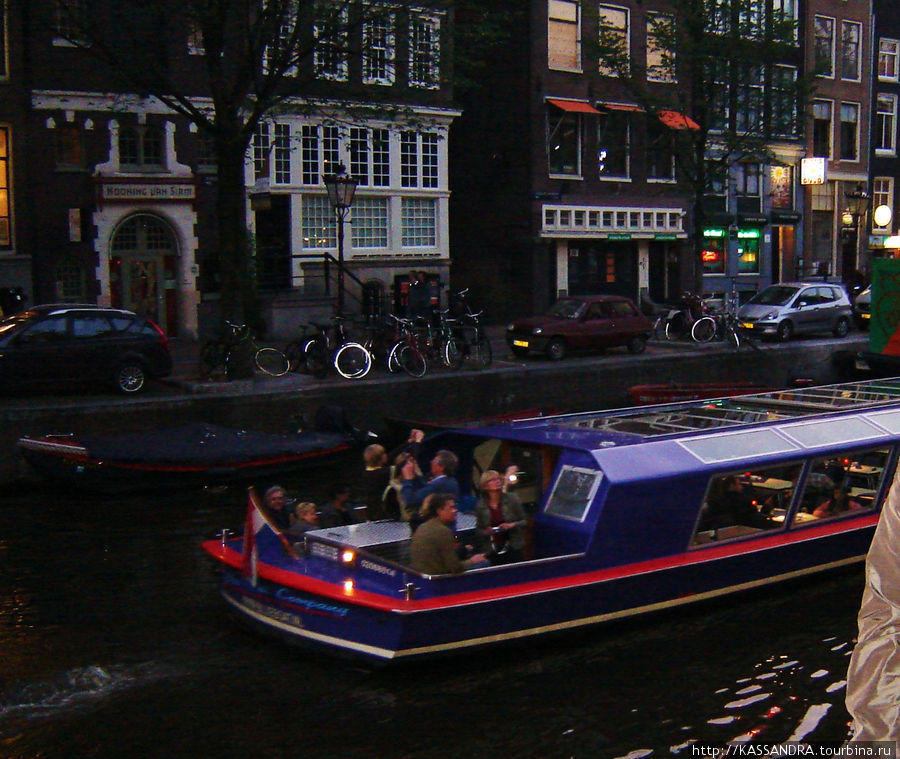 Путешествие на синей лодке по каналам Амстердама. Амстердам, Нидерланды
