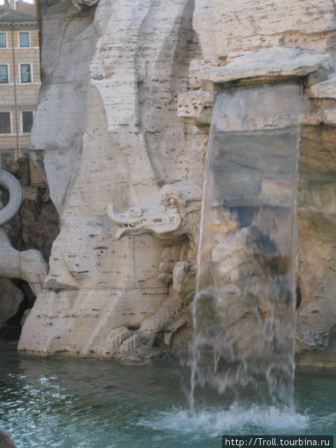Крокодил прячет тело в утесах Рим, Италия