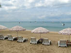 пляж с бесплатными зонтами и лежаками