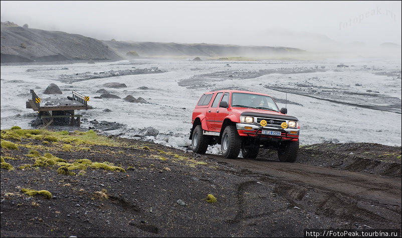 Из-за геотермической активности под ледниками происходит скопление талых вод, которое может привести к внезапному паводку ледниковых озёр. Вероятность этого увеличивается, когда начинается вулканическая активность под ледником. Именно это произошло недавним летом. Из-за такого паводка буквально на наших глазах смыло два моста, тем самым остановив движение на главной дороге острова. Южная Исландия, Исландия