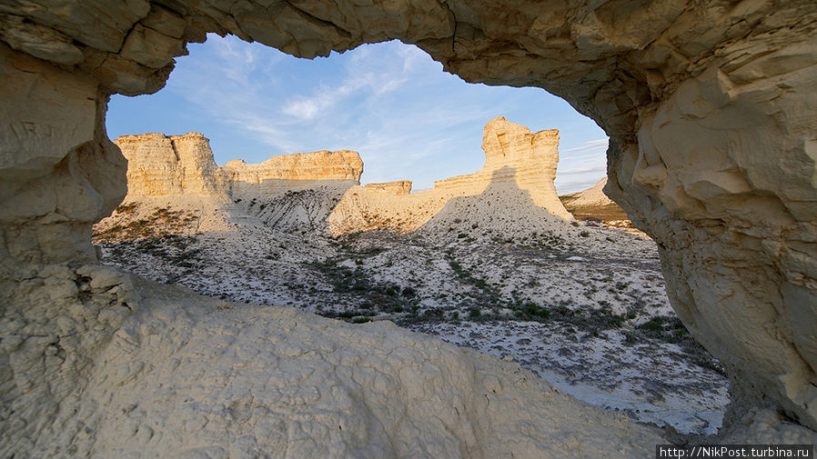 Горы Аккегершин сложены из осадочных пород мелового периода – миллионы лет назад здесь было дно древнего океана Тетис Атырауская область, Казахстан