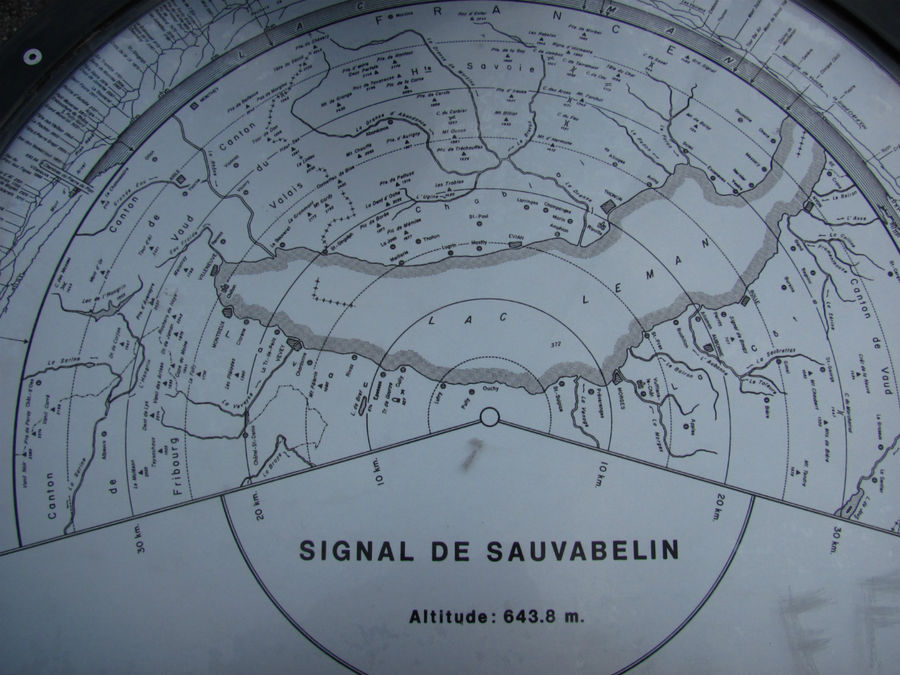 в центре площадки обзорная карта с планом местности Лозанна, Швейцария