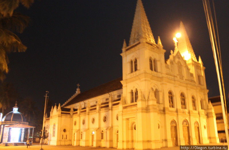Ночной вид на базилику Кочи, Индия