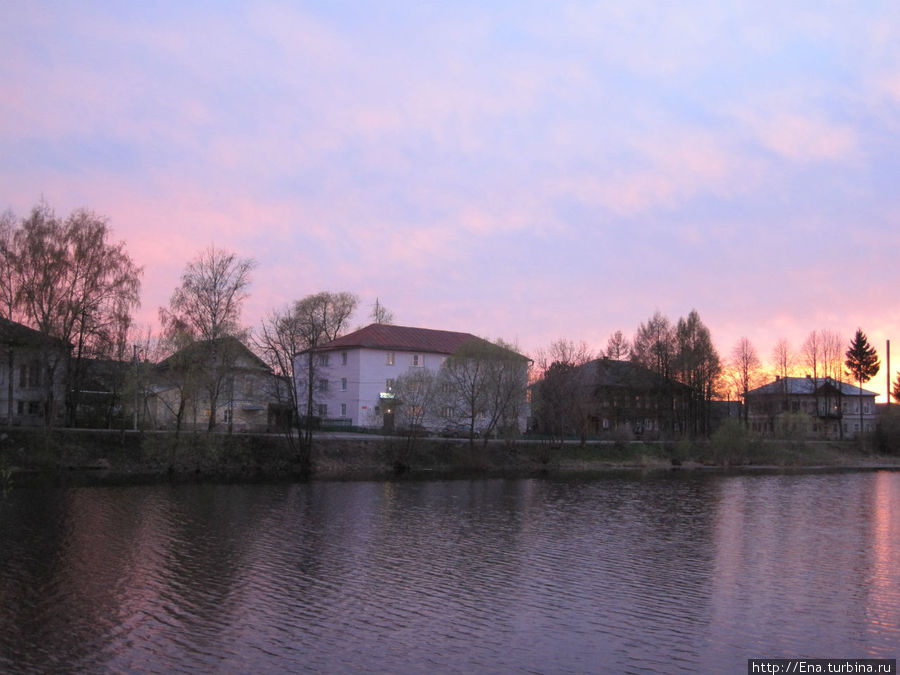 Набережная реки Пертомки и наша гостиница утопают в розовом вечере Пошехонье, Россия