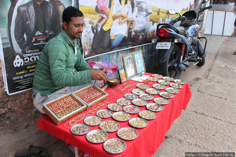 Торговец индийскими украшениями Варкала, Индия