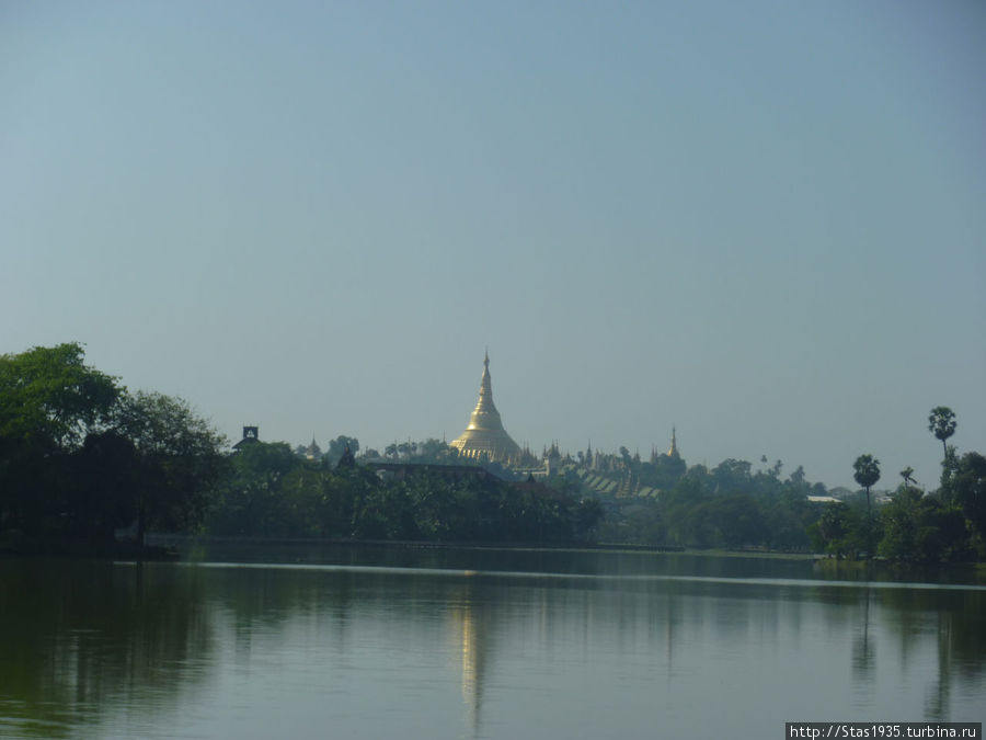Янгон. Шпили пагод Шведагон и Маха Визайя. Янгон, Мьянма