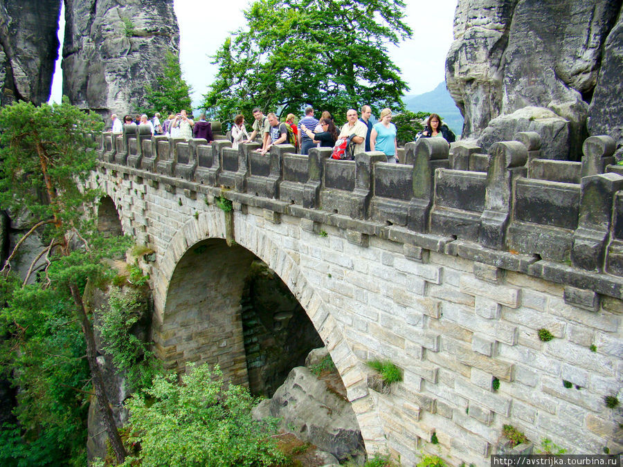 Мост словно высеченный самой природой Саксонская Швейцария Национальный Парк, Германия
