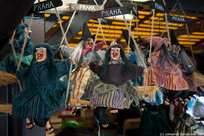 На туристических барахолках в Праге весьма популярны вот такие вот висячие ведьмы. Прага, Чехия