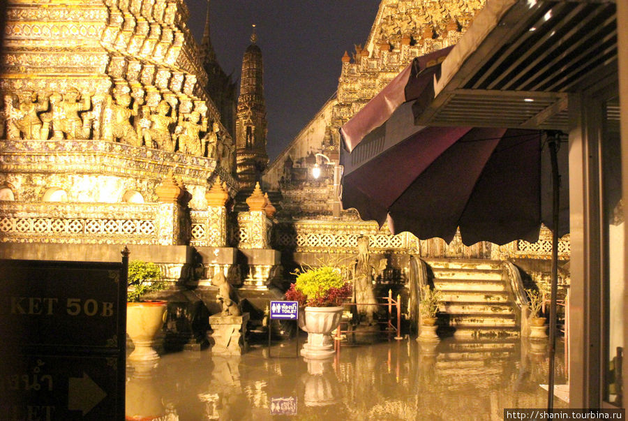 Ват Арун дождливой ночью Бангкок, Таиланд