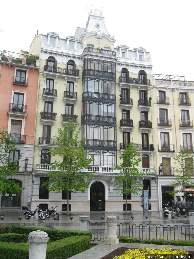 Мадрид, дом рядом со дворцом. Мадрид, Испания