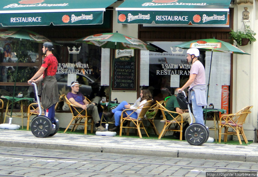 Главное, на посетителей уличного кафе не наехать... Прага, Чехия
