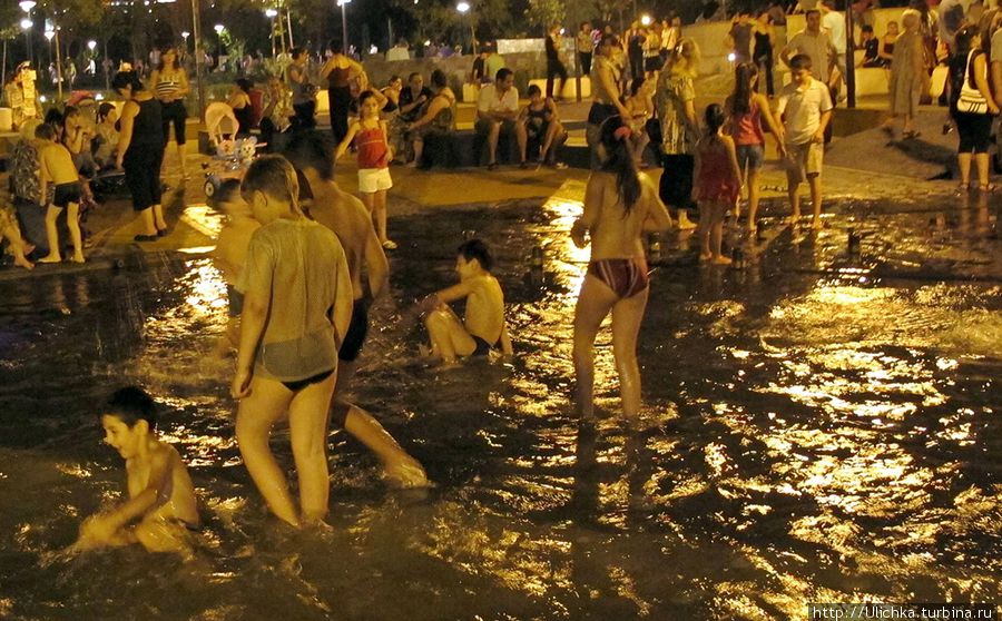 Ночные купания в фонтанах парка в июле-августе,было очень жарко! Тбилиси, Грузия