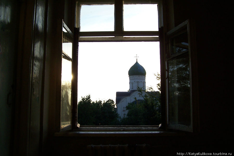 Вид из окна общежития на церковь 12 века Великий Новгород, Россия