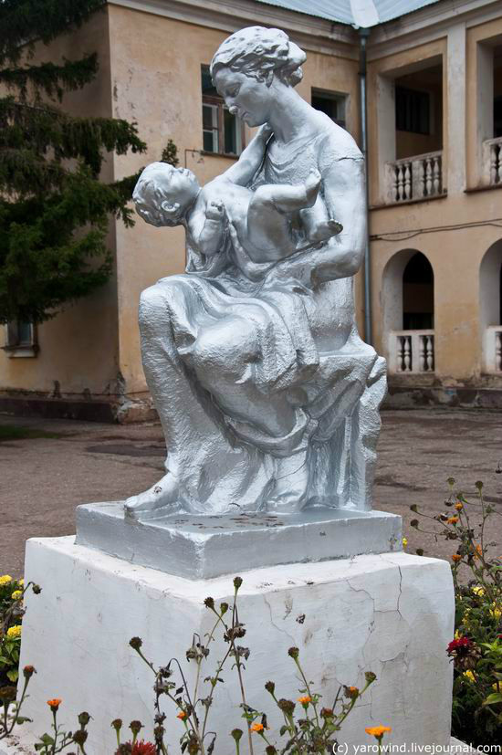 Скульптура у входа Октябрьский, Россия