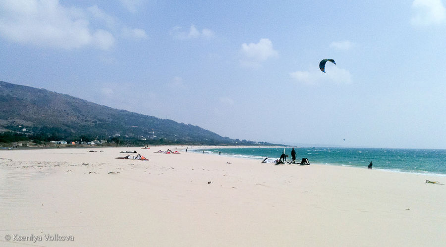 Белоснежный песок на пляже Тарифа, Испания