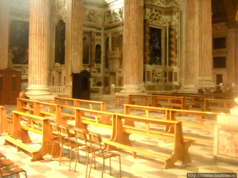В ожидании верующих Генуя, Италия