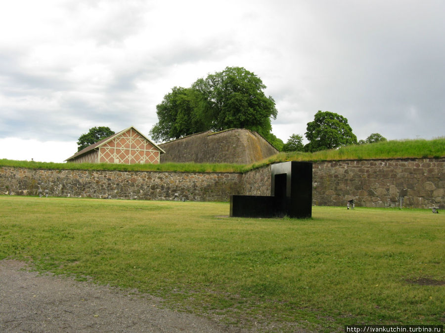 Перед входом в крепость. Модерн на фоне крепостных стен. Осло, Норвегия
