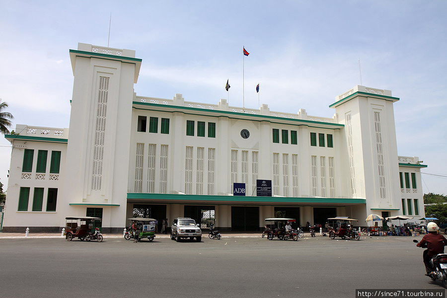 19. Пномпень. Центральный железнодорожный вокзал. Железнодорожного сообщения в стране на сегодняшний день нет, но планируется его восстановление. Вокзал свежеотреставрирован. Камбоджа