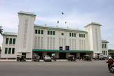19. Пномпень. Центральный железнодорожный вокзал. Железнодорожного сообщения в стране на сегодняшний день нет, но планируется его восстановление. Вокзал свежеотреставрирован.