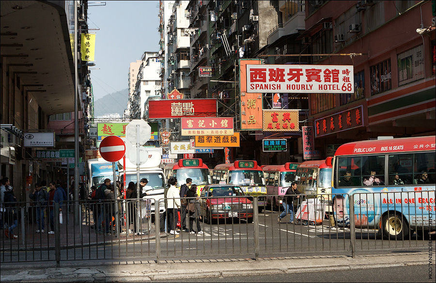 Район наконец-то проснулся. Все утро людей было практически не видно на улицах Монгкок, Гонконг