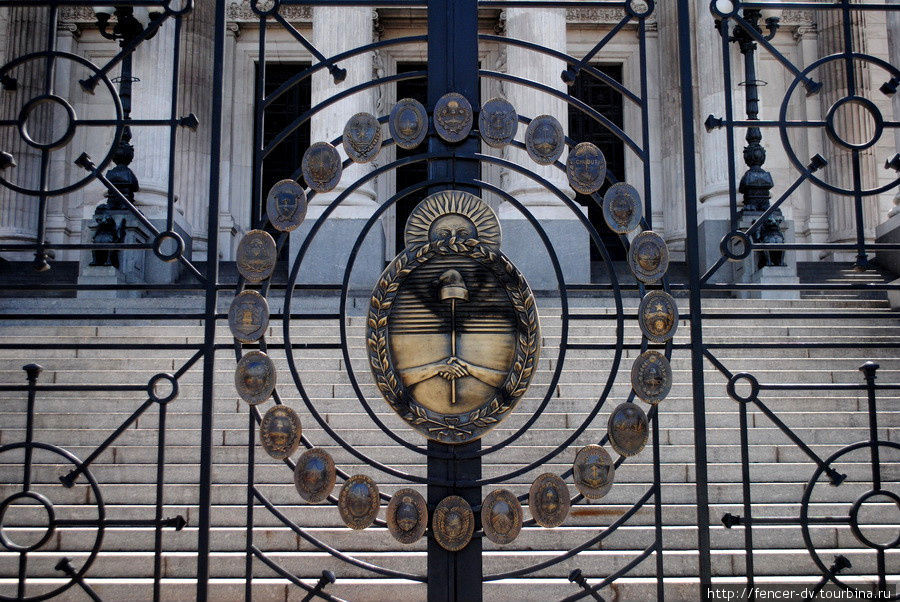 На воротах символ президентской власти Буэнос-Айрес, Аргентина