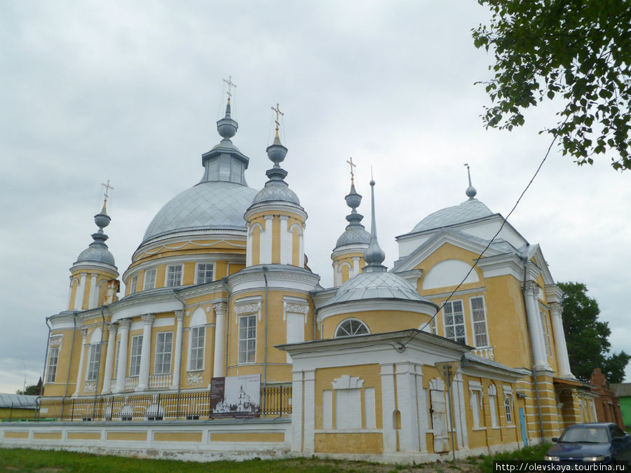 Роскошный Воскресенский собор восстанавливается Устье, Россия