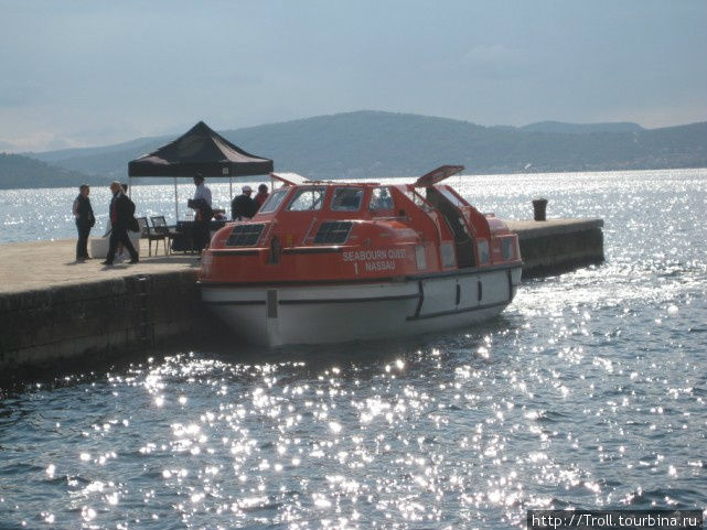 Шаттл с остановившегося в бухте круизного лайнера Задар, Хорватия