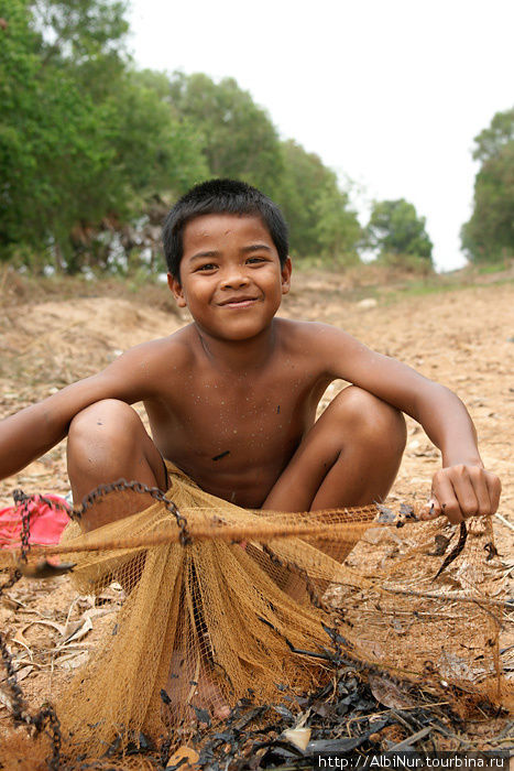 Юный ловец мелкой рыбы в канавах вдоль National highway 6, Kralanh. Камбоджа