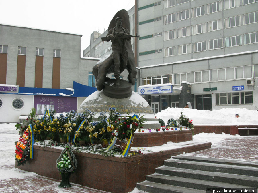 Оказывается, это не рука, а пешка — памятник афганцам, типа они пешки были Хмельницкий, Украина